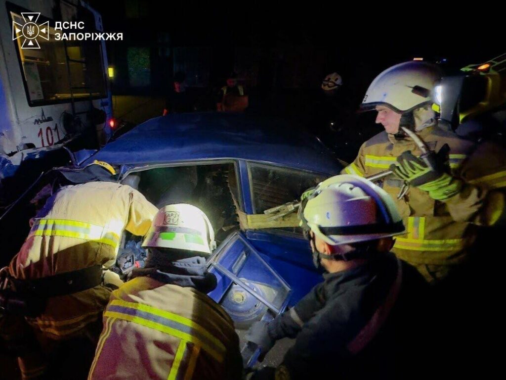 У Запоріжжі легковик врізався у тролейбус: двоє людей загинули