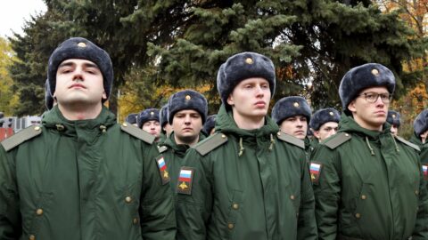 На окупованих територіях дітей одягають у форму росгвардії