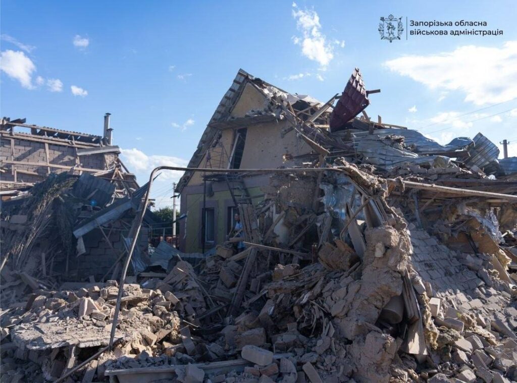 Одна людина загинула, ще троє поранені внаслідок ворожих атак на Запорізький район