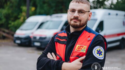 Рахунок йшов на хвилини: у Запоріжжі лікарі врятували жінку в авто «швидкої»