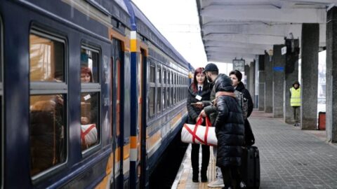 Через обстріли низка потягів напрямком до та з Запоріжжя затримується на кілька годин