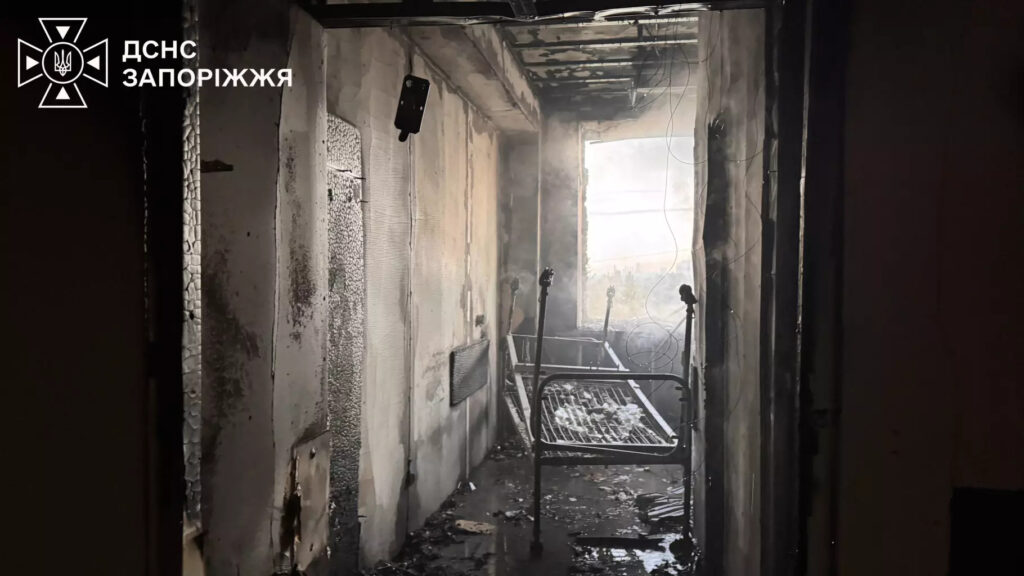 Рятувальники показали евакуацію пацієнтів з атакованої лікарні у Запоріжжі. ВІДЕО