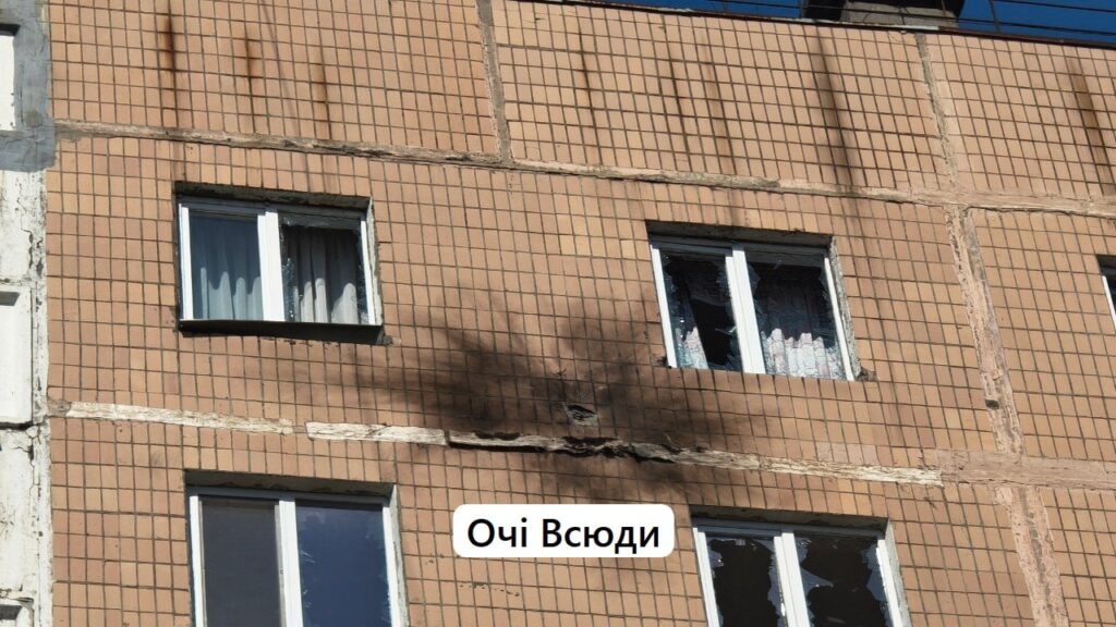 Росіяни вдарили FPV-дроном по багатоповерхівці в Запоріжжі: ФОТО