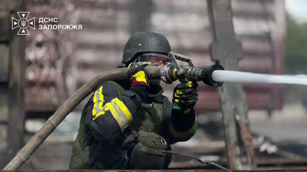 Багатоповерхівка й вантажівки горіли після ударів по Запоріжжю: показані наслідки