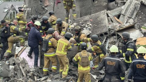 В Запоріжжі з-під завалів дістали жінку: вона провела там 8 годин